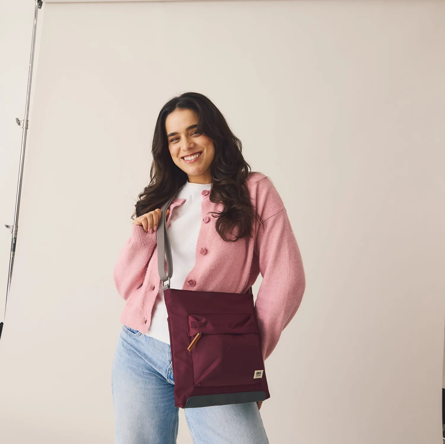 Roka London Kennington Medium crossbodytaske sort