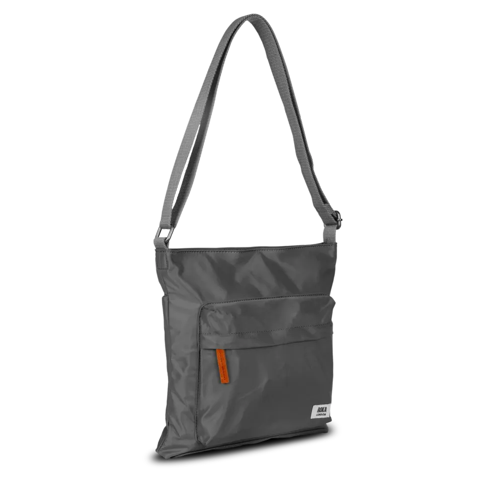 Roka London Kennington crossbody Graphite 2,7 liter