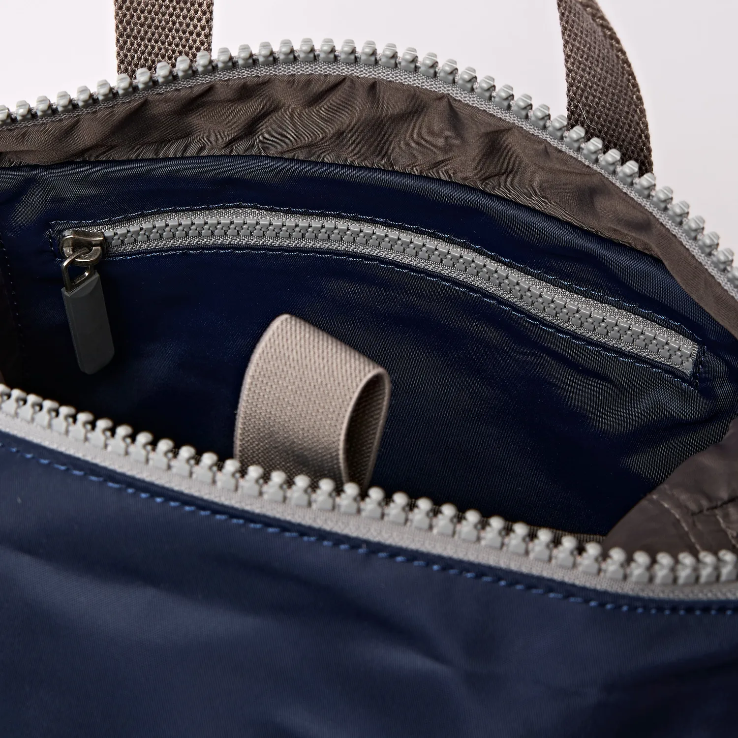 Roka London Canfield Roll Top rygsæk Midnight Stripe S 9,8 liter