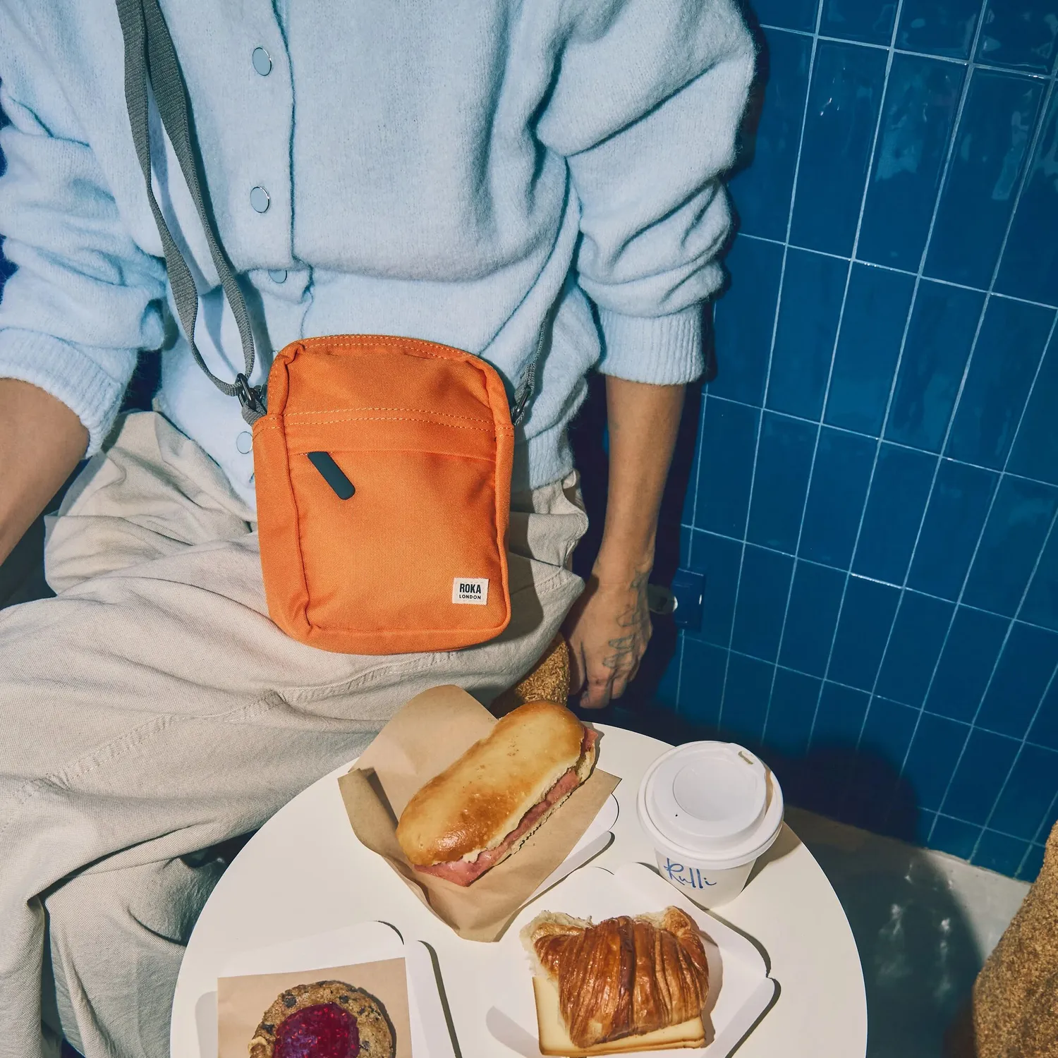 Roka London Bond Pocket crossbody taske Small jaffa orange vejrbestandig