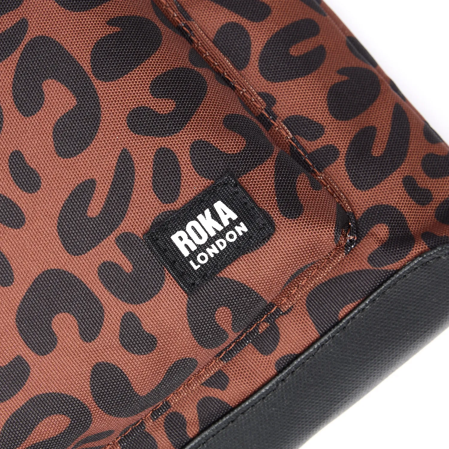 Roka London Kennington crossbody taske Scarlet Leopard