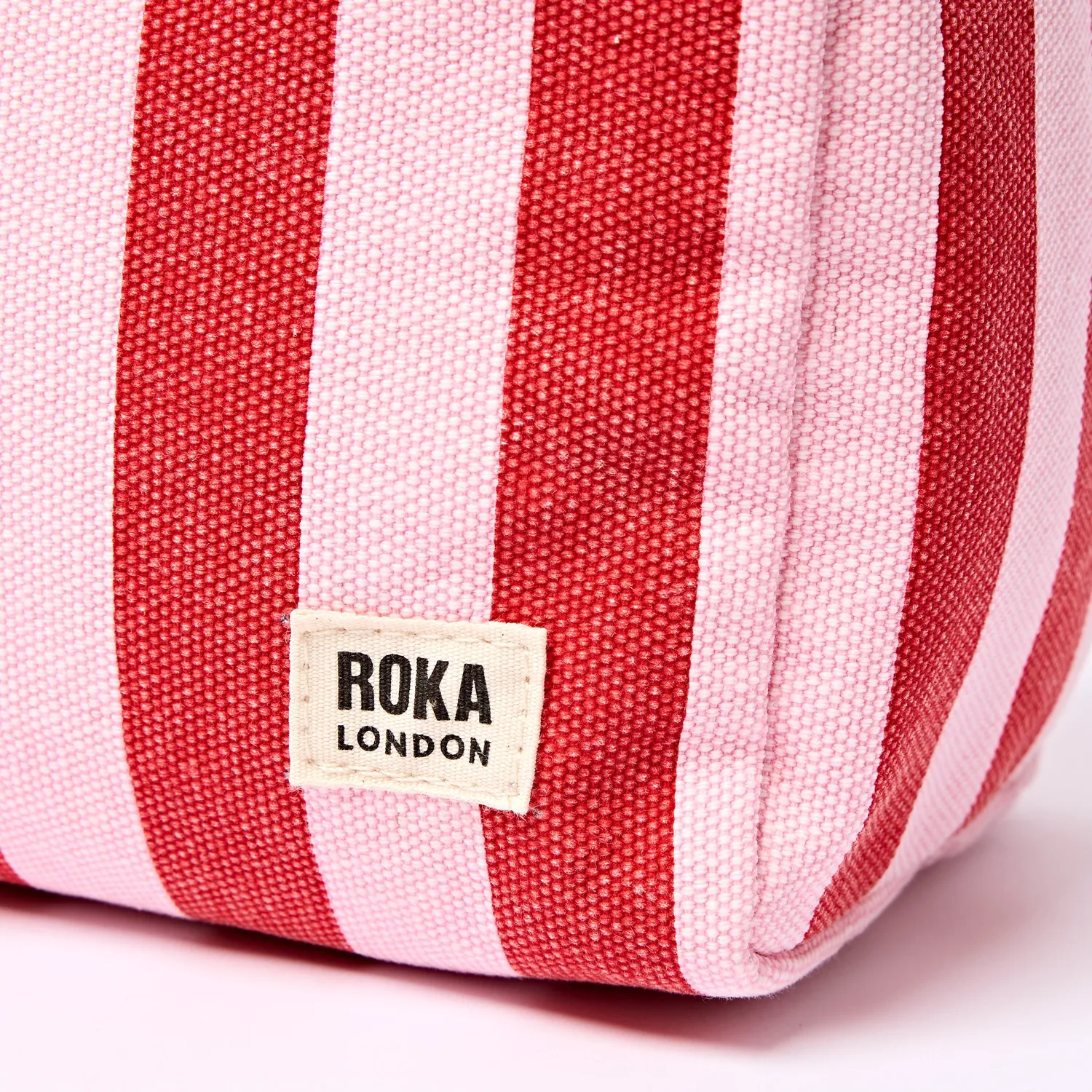 Roka Maygrove toilettaske Strawberry Stripe Small 4,8 liter