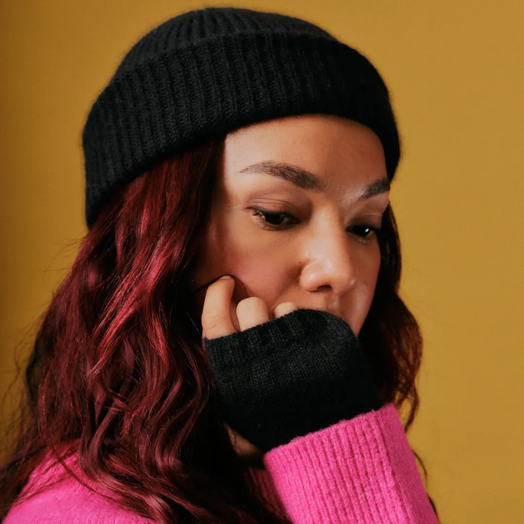 Roka London Shard beanie hue Sort kashmir