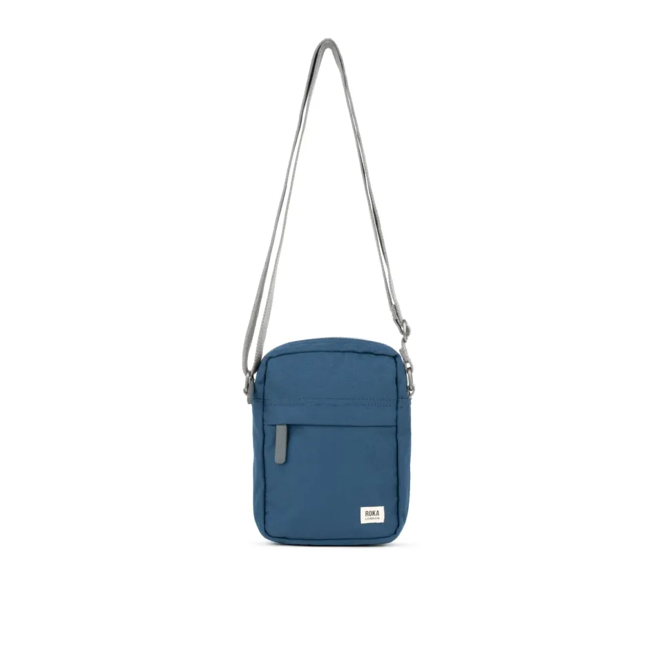 Roka London Bond Pocket crossbodytaske Deep Blue 1,5 liter