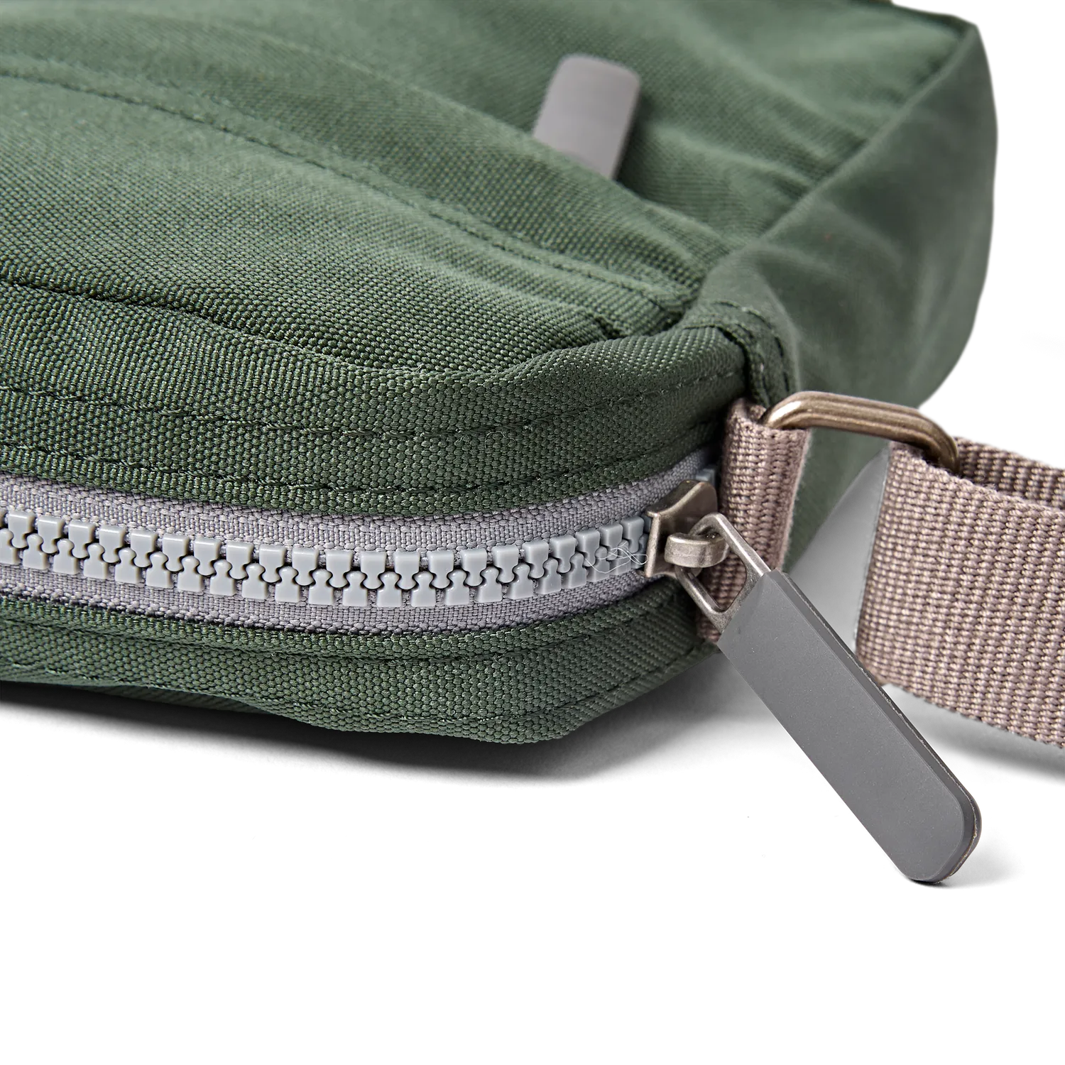 Roka London Bond crossbody Thunderstorm Small 1,5 liter polstret