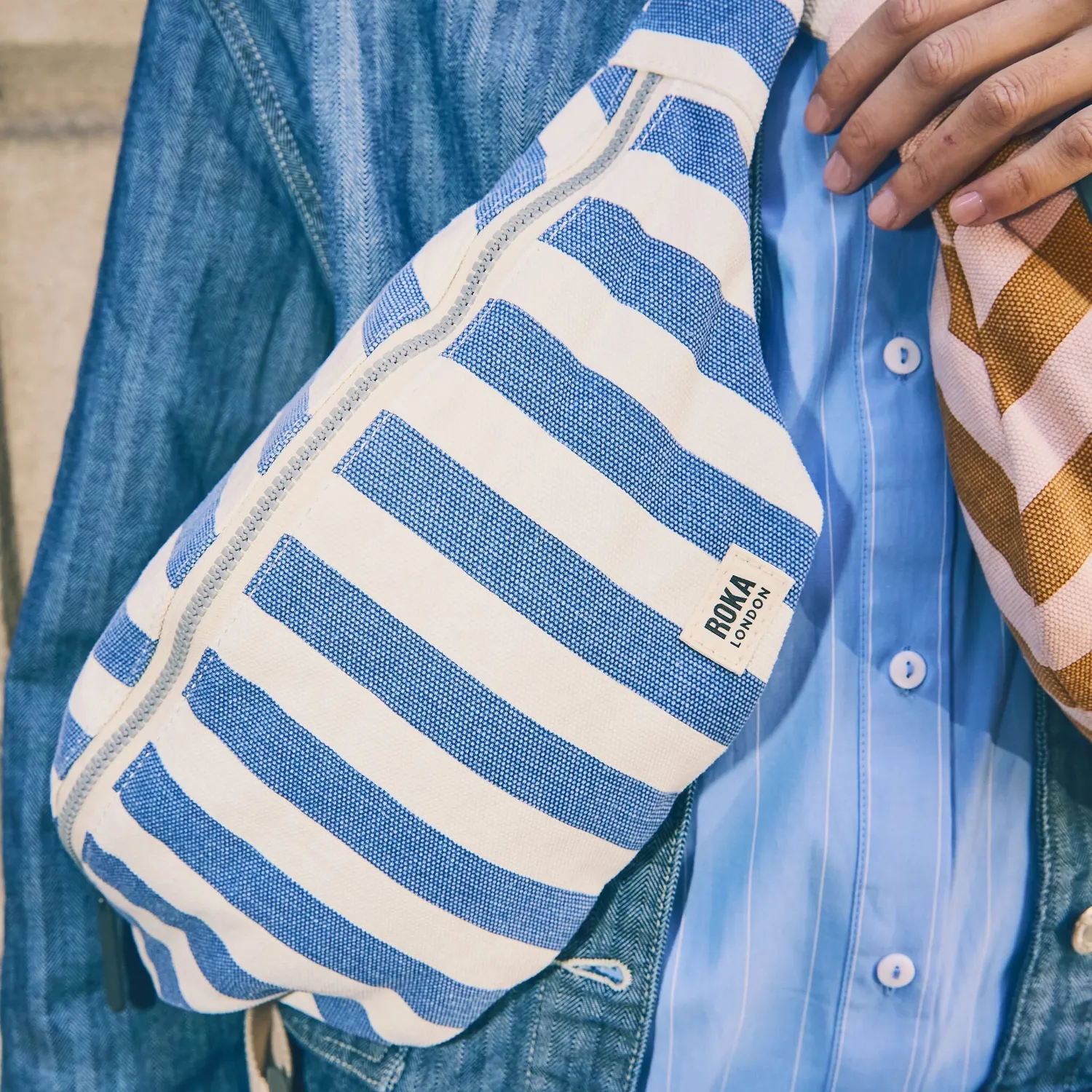 Roka London Mill Hill Small bæltetaske denim stripe