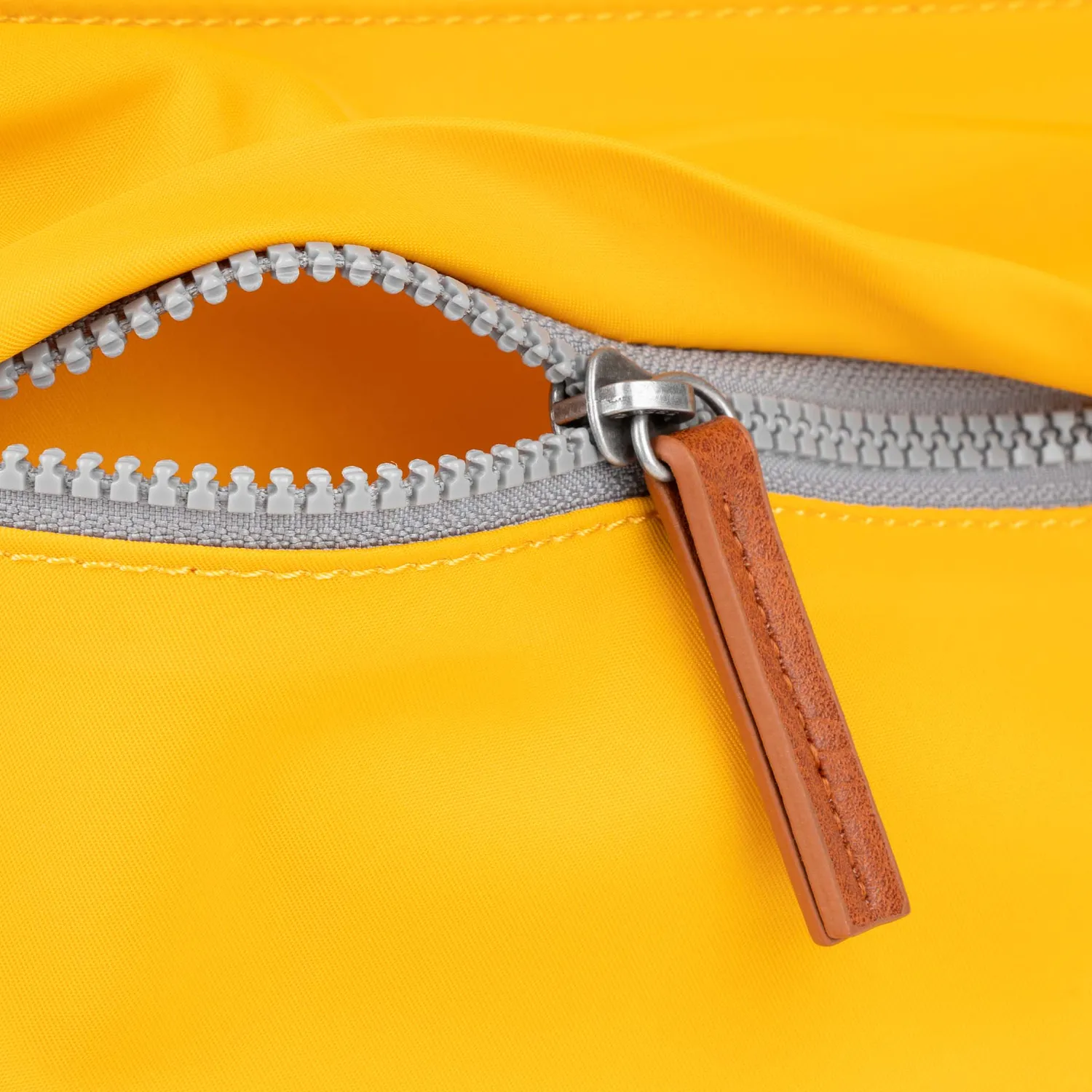 Roka London Kennington crossbody taske saffron medium