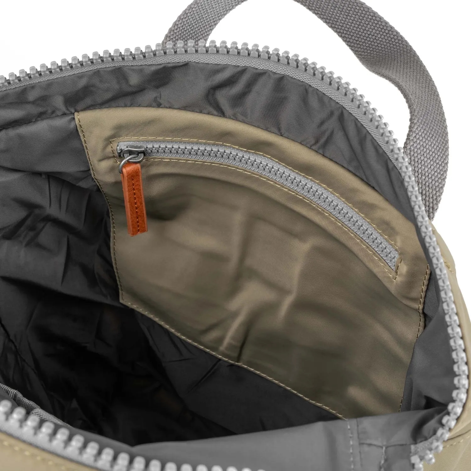 Roka London Canfield Roll Top rygsæk Taupe Small 9,8 liter