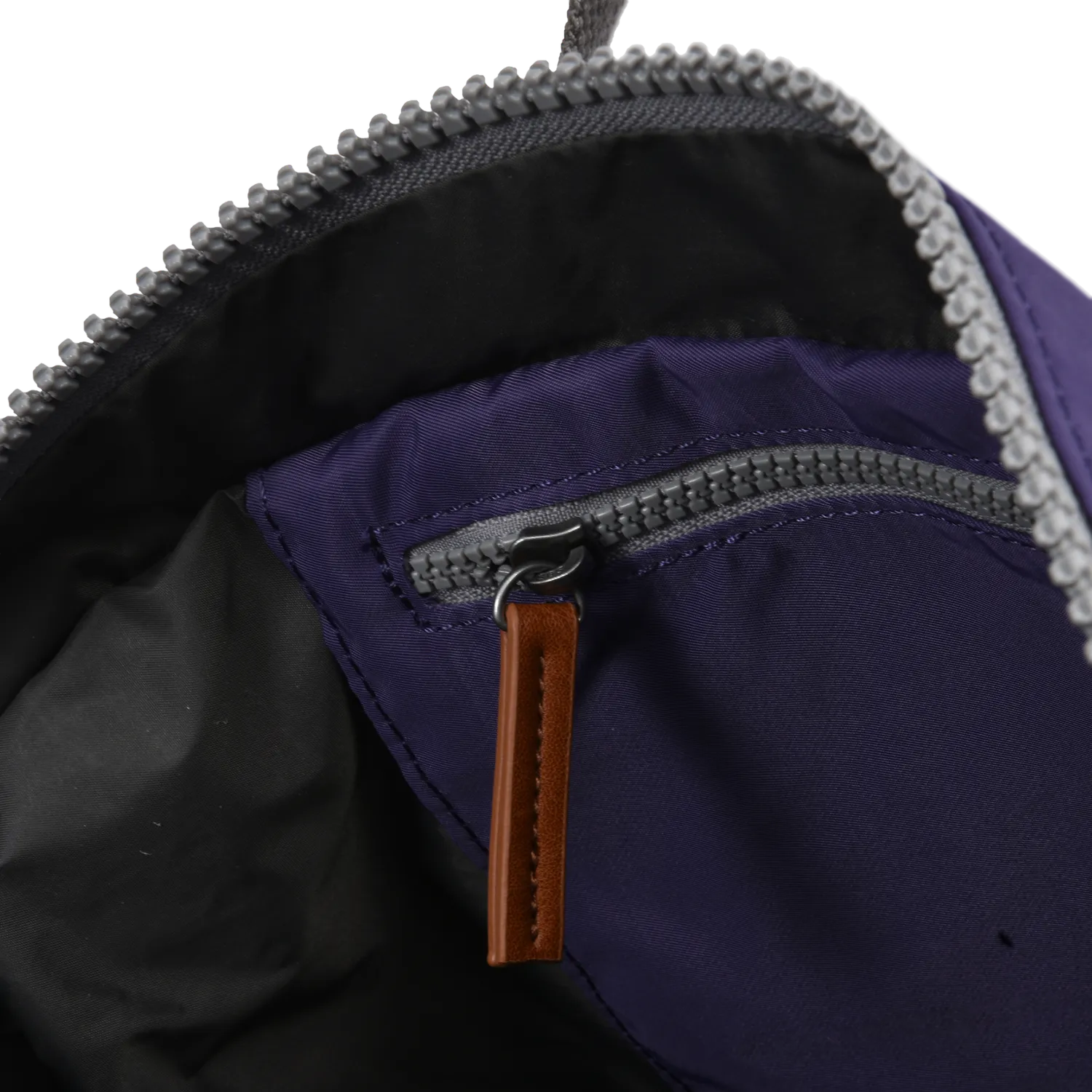 Roka London Canfield Roll Top rygsæk Mulberry Medium vejrbestandig
