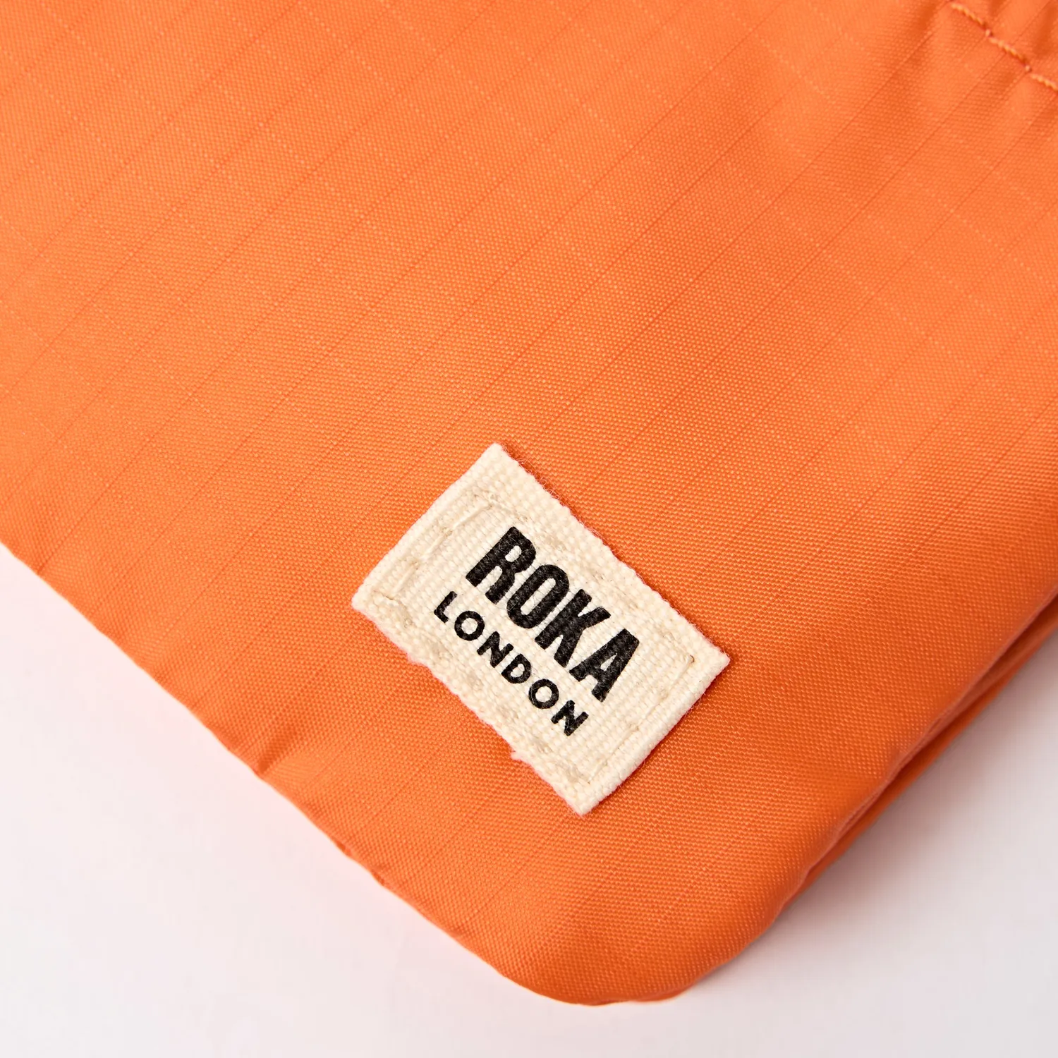 Roka London Carnaby Tangerine pung Small 0,2 liter nylon