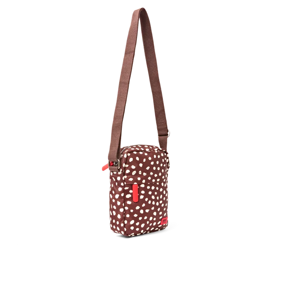 Roka London Bond crossbody taske Small Brown Dot polstret