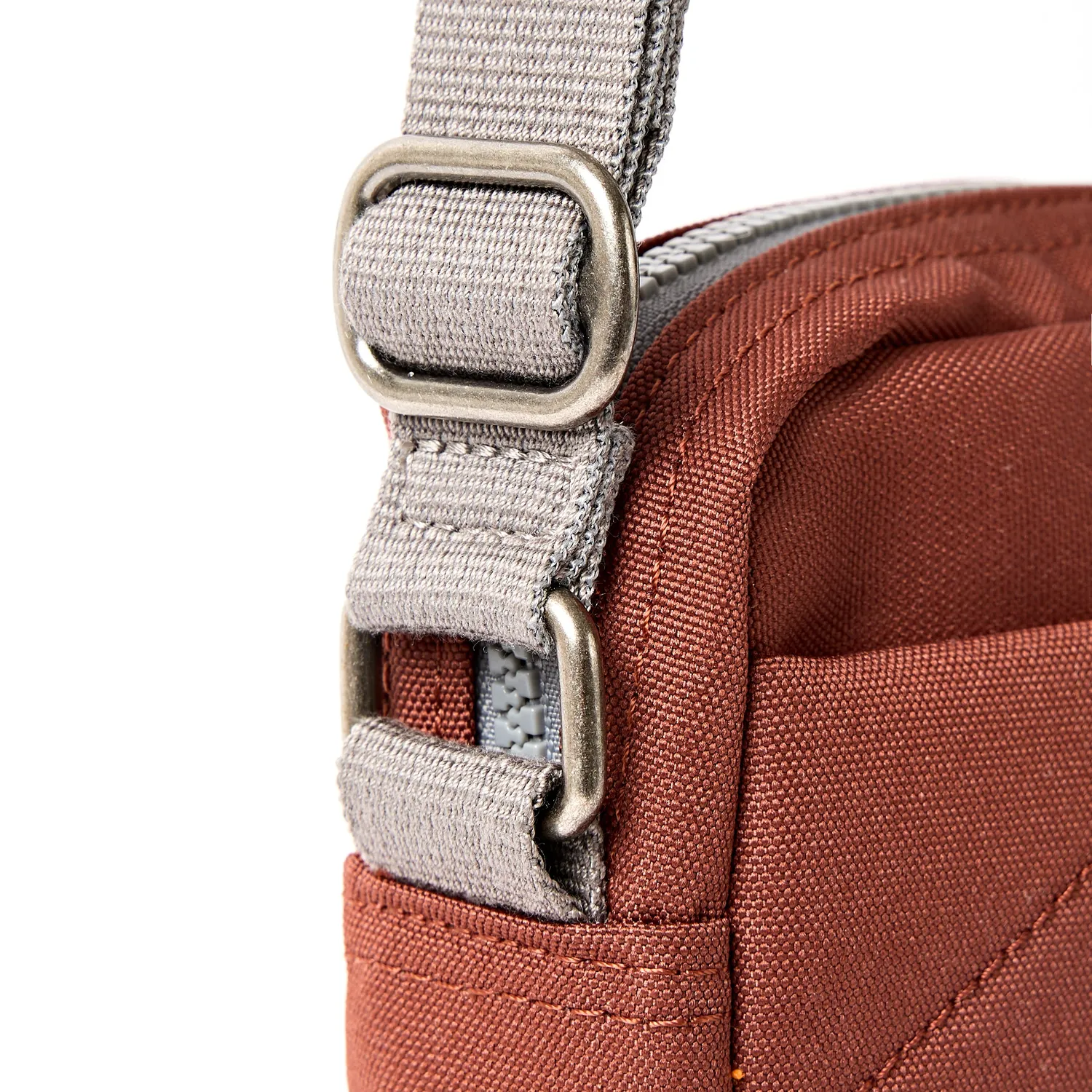 Roka London Bond crossbody taske Henna Small vandafvisende