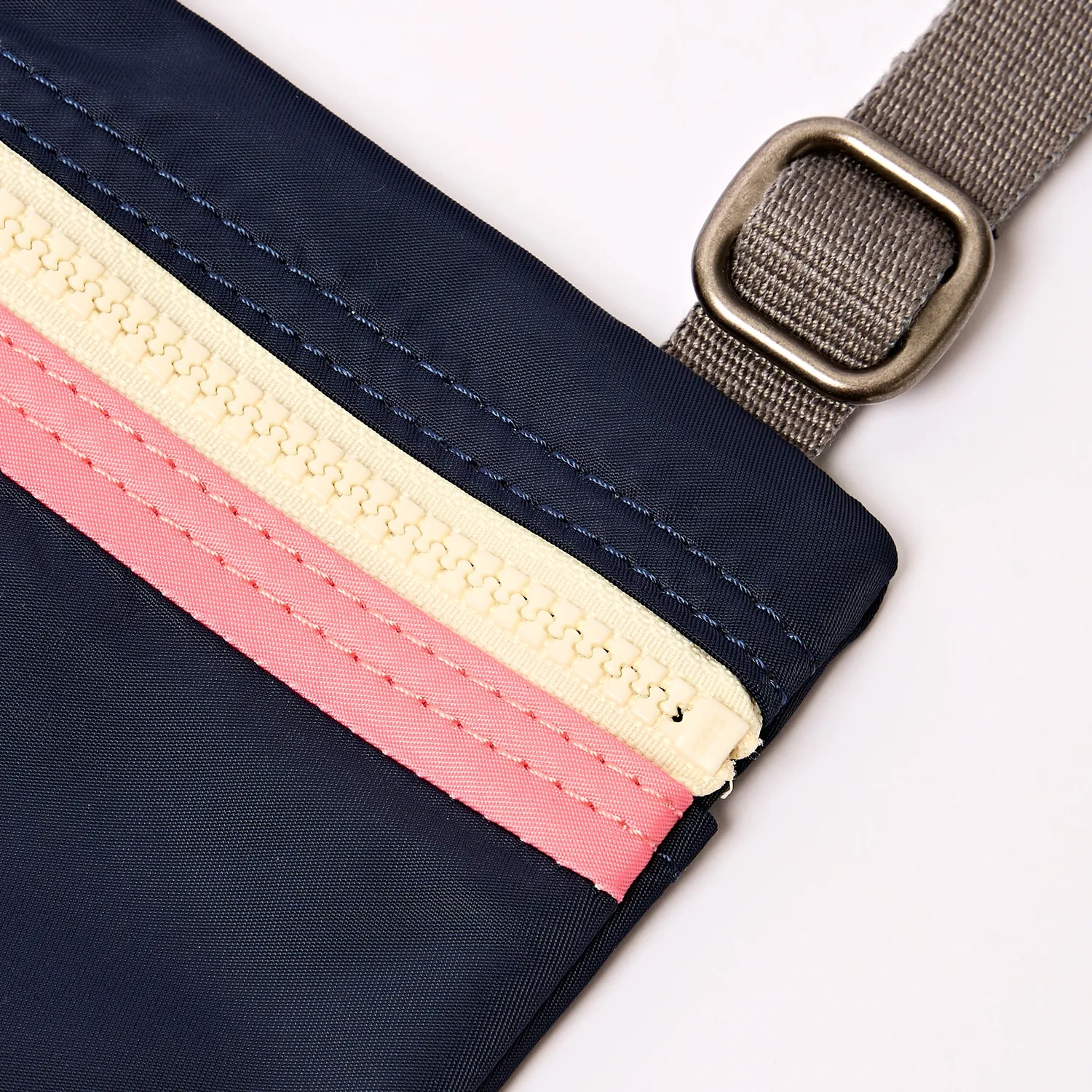 Roka London Chelsea Pocket sling taske Midnight Stripe vegansk