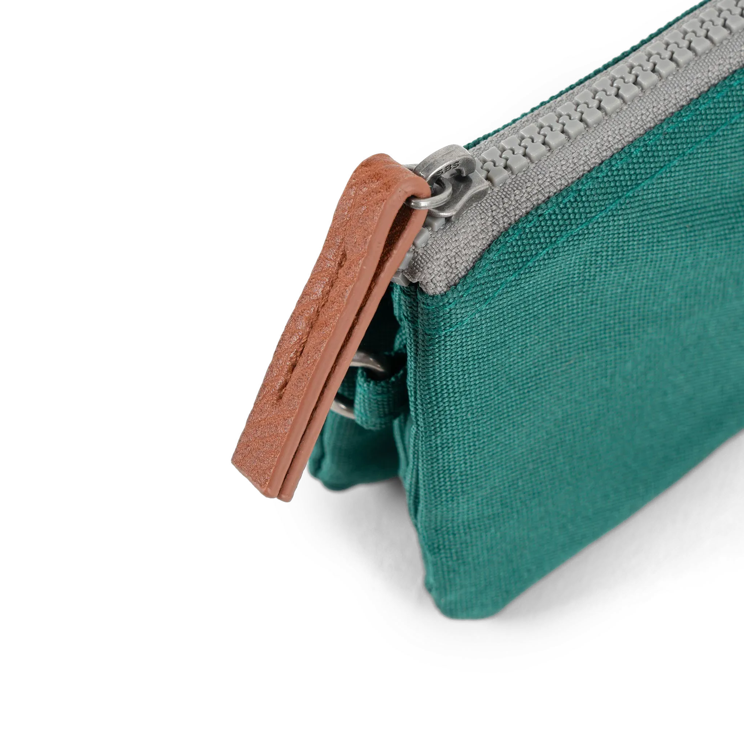 Roka London Carnaby Small pung teal 0,2 liter