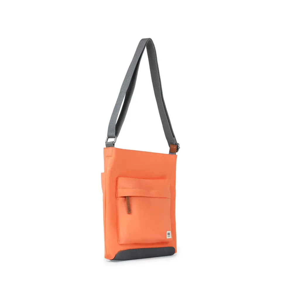 Roka London Kennington crossbody taske Firecracker Medium orange