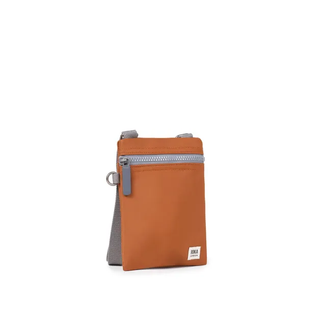 Roka London Chelsea Sling taske Bran XS mobilrum