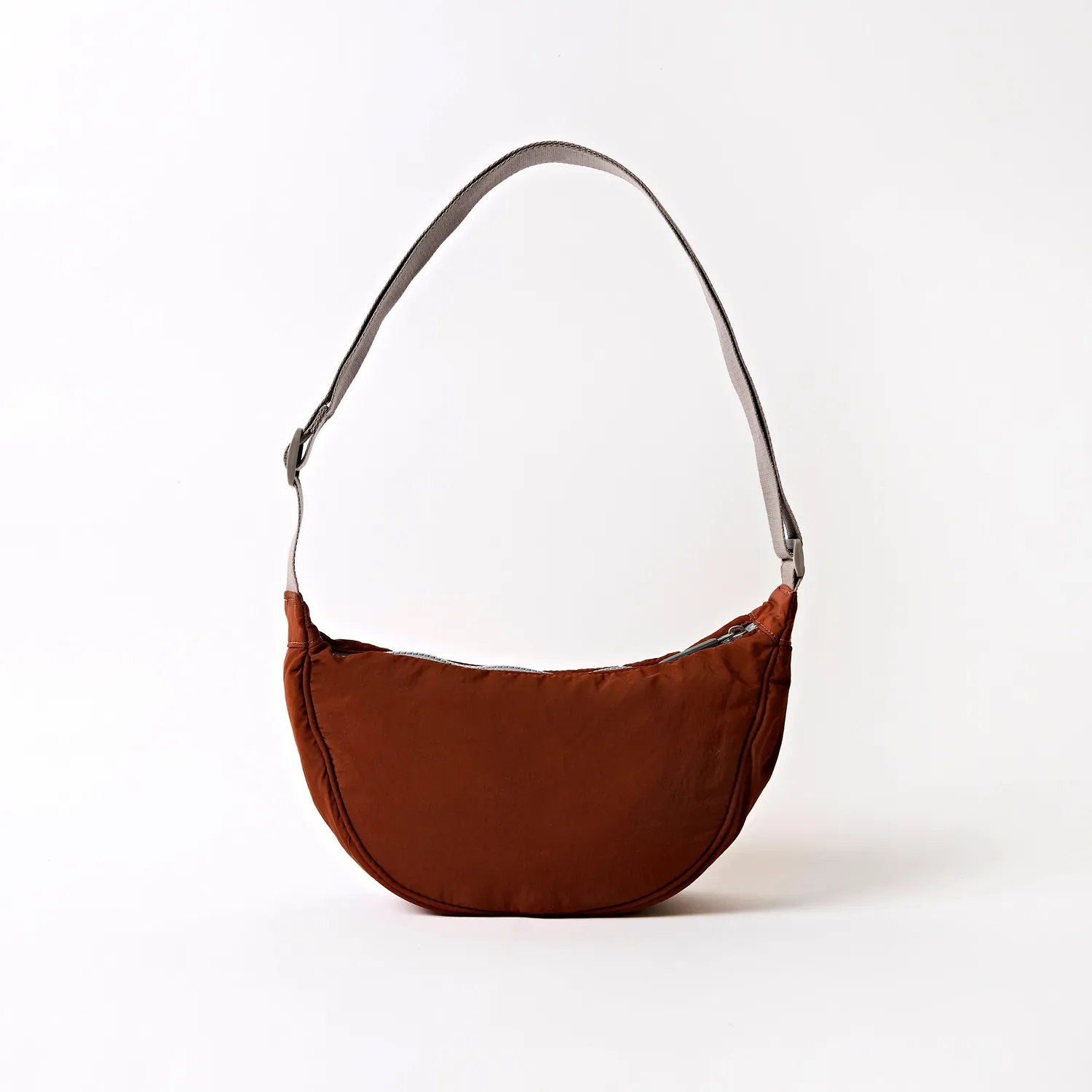 Roka London Farringdon Half Moon crossbody Small henna blød