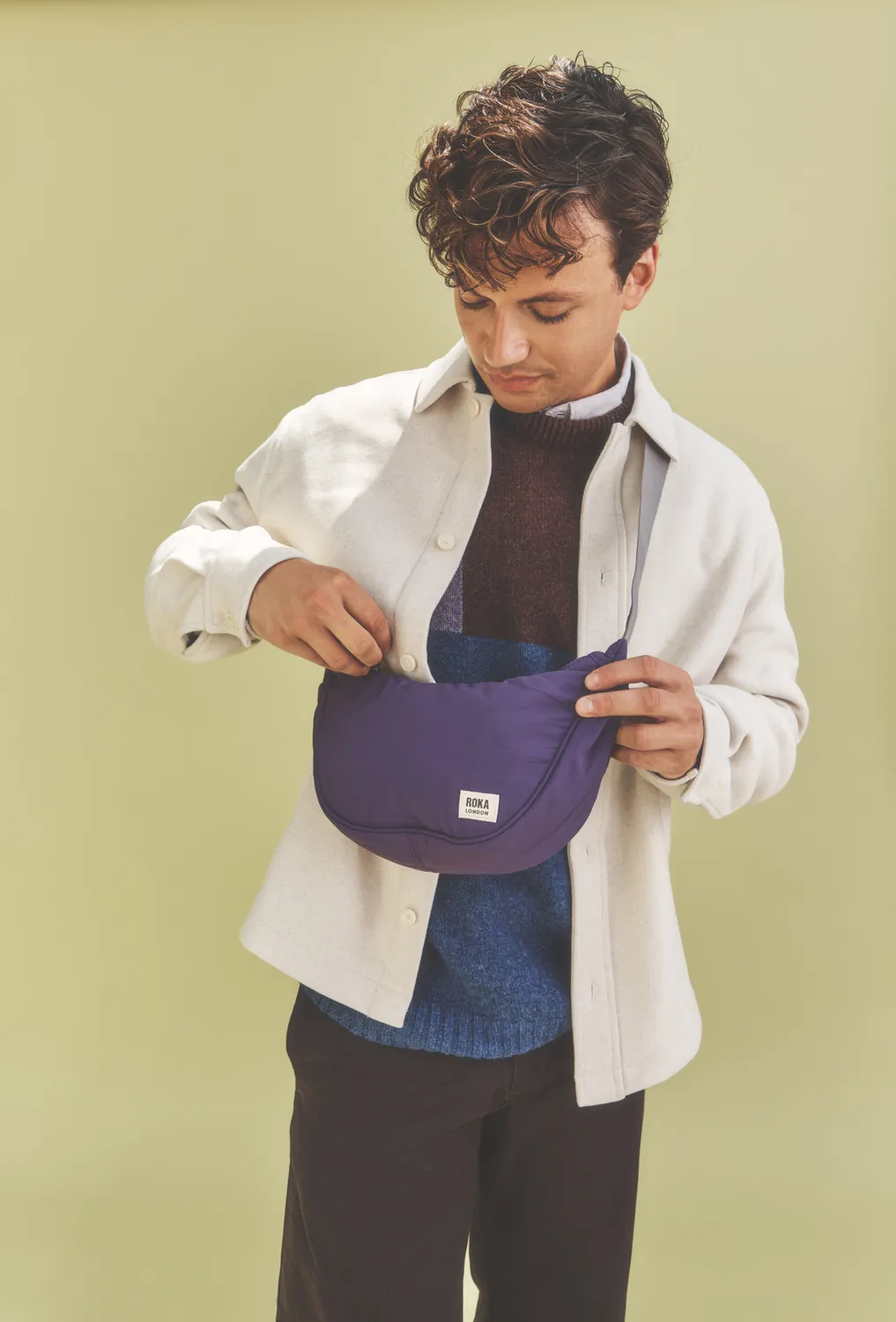 Roka London Farringdon Gothic Grape halvmåne taske Small 4,2L