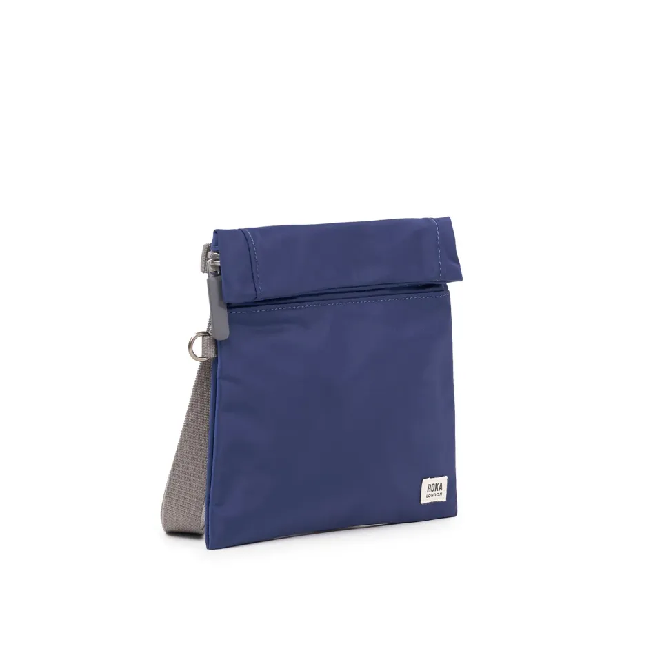 Roka London Stratford crossbody taske Crisp Blue 0,5 liter
