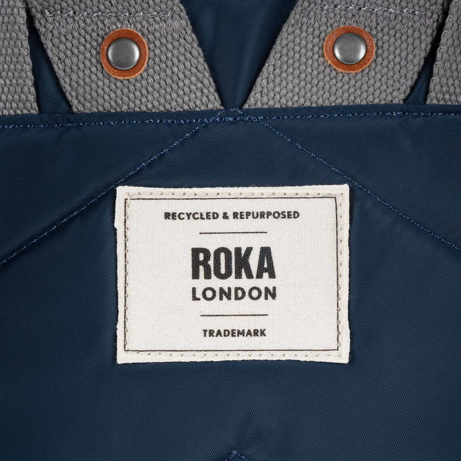 Roka London Bayswater rygsæk medium midnight paraplylomme