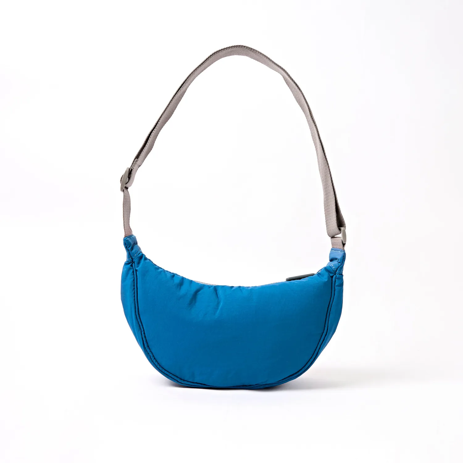 Roka London Farringdon Half Moon taske Small blå puffy
