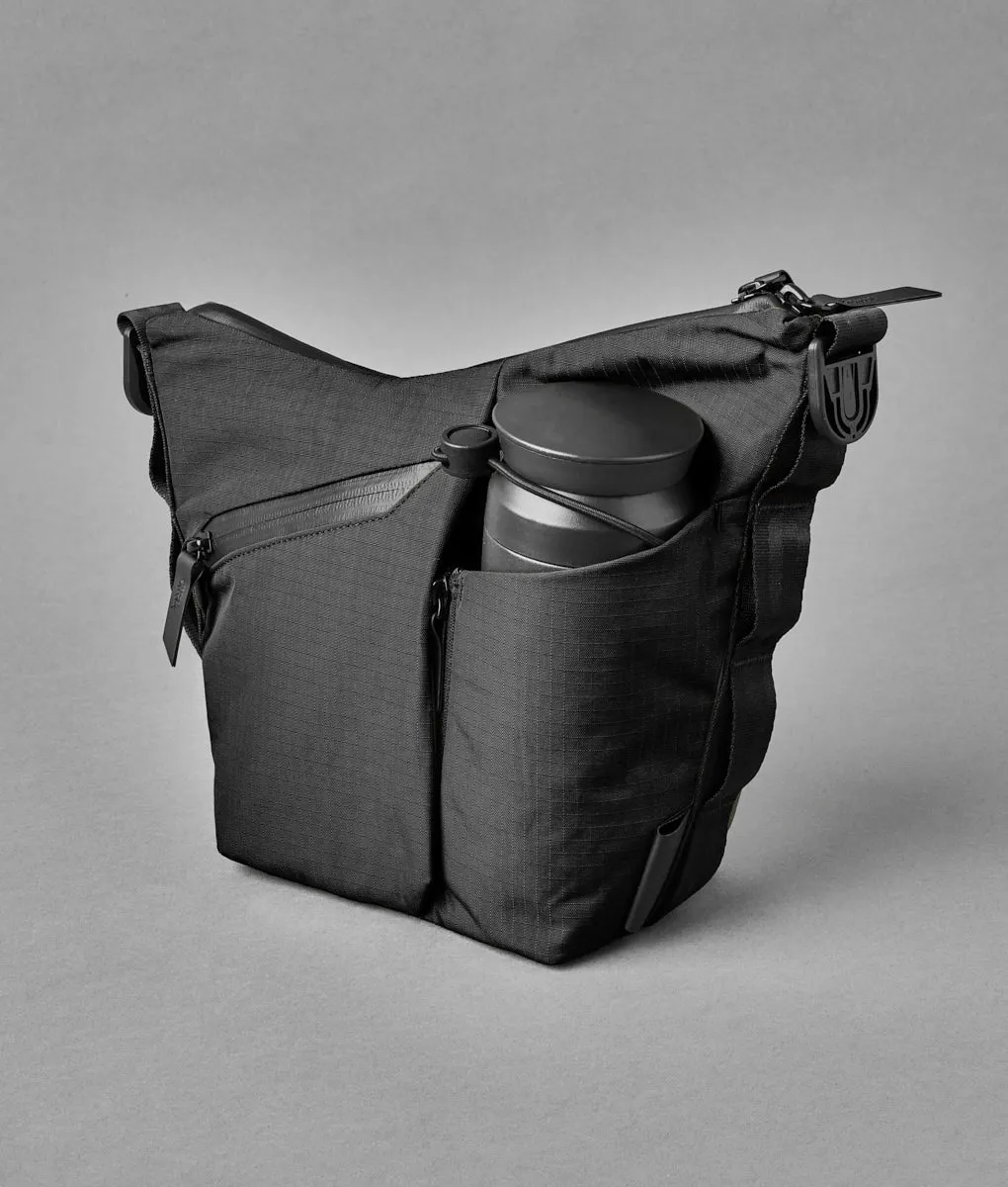 Alpaka Flow Satchel 2L skuldertaske sort kompakt