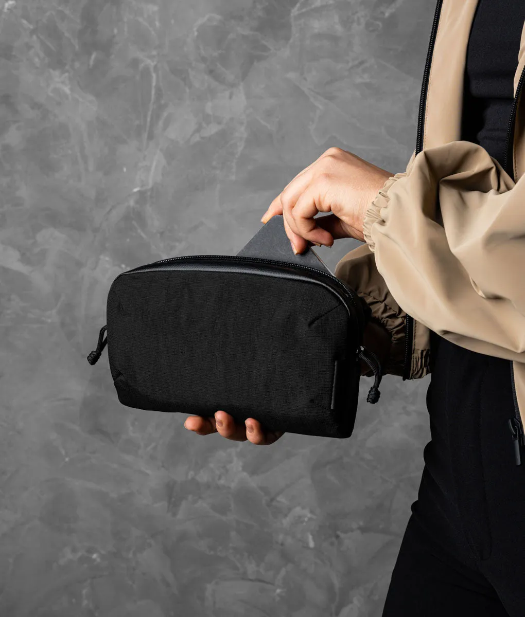 Alpaka Flight Pouch Pro rejsetaske sort rummelig