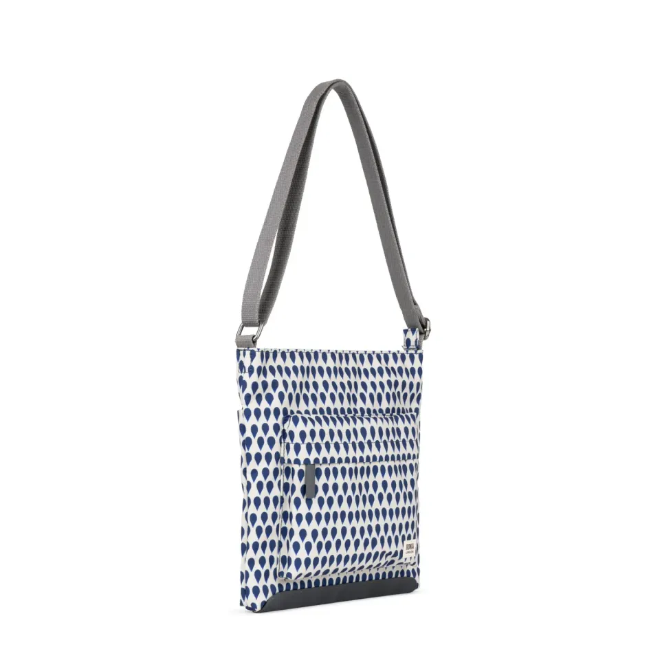 Roka London Kennington crossbody Denim Rain Medium vandafvisende