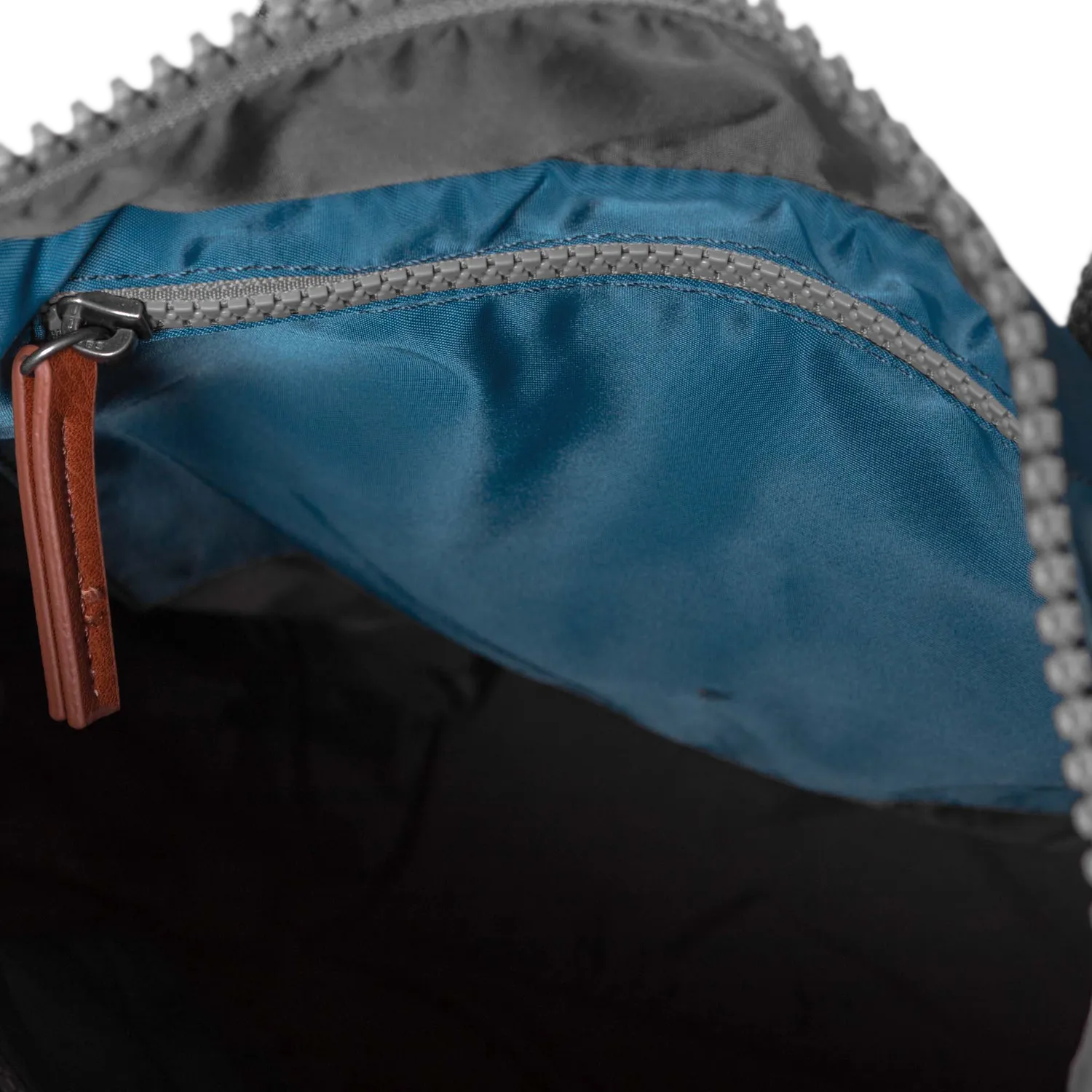 Roka London Canfield Medium rygsæk Marine 16,4 liter