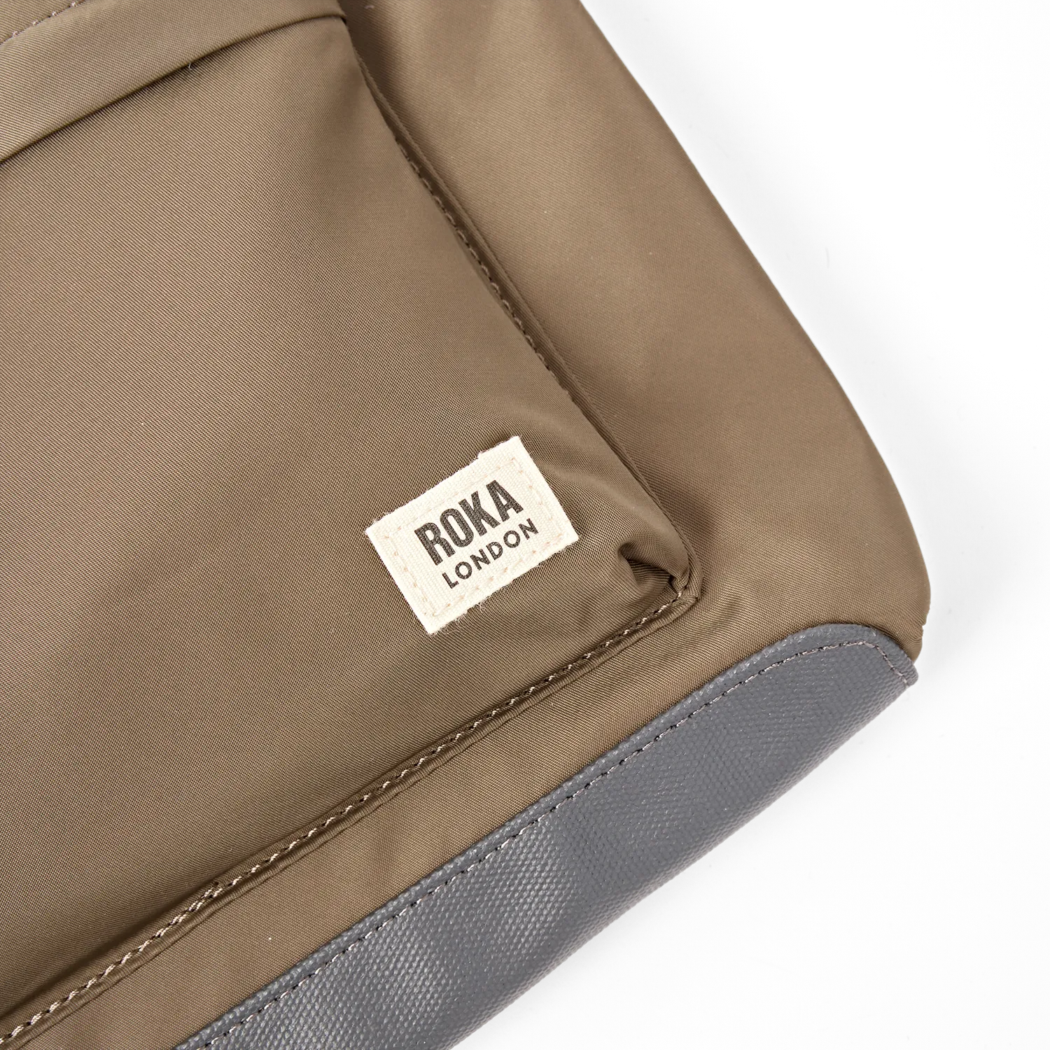 Roka London Kennington crossbody taske Medium army vejrbestandig