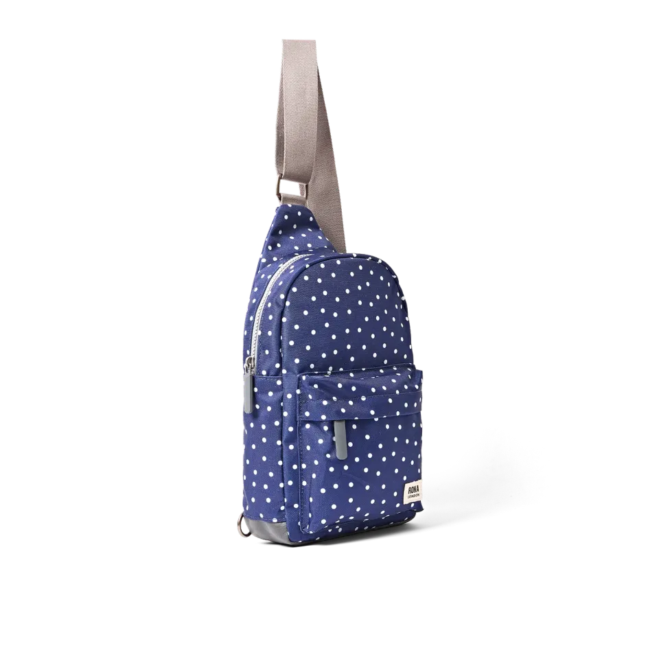 Roka Willesden crossbody taske navy prik Large med lynlås