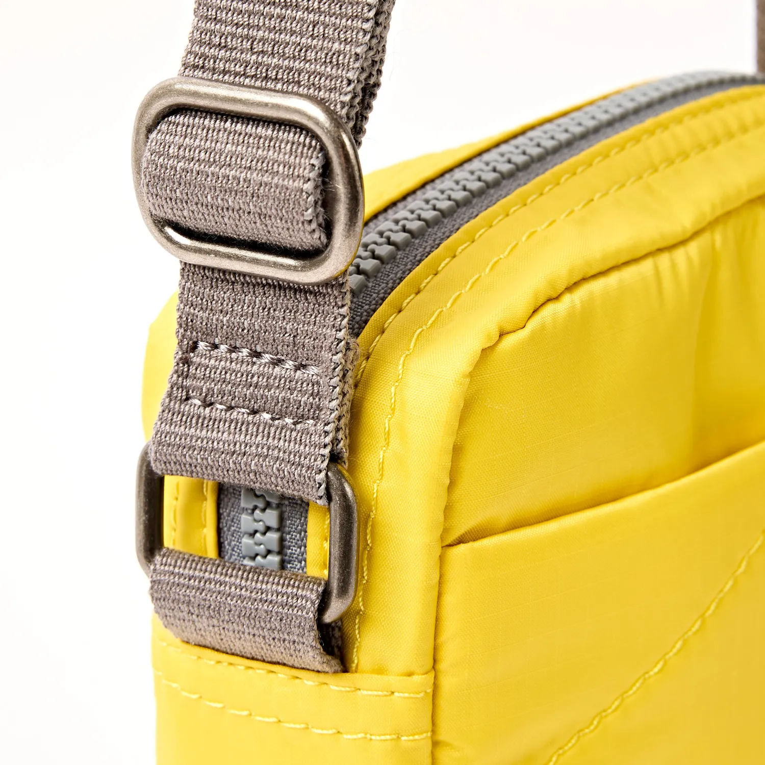 Roka London Bond Pocket crossbody taske passion fruit small nylon