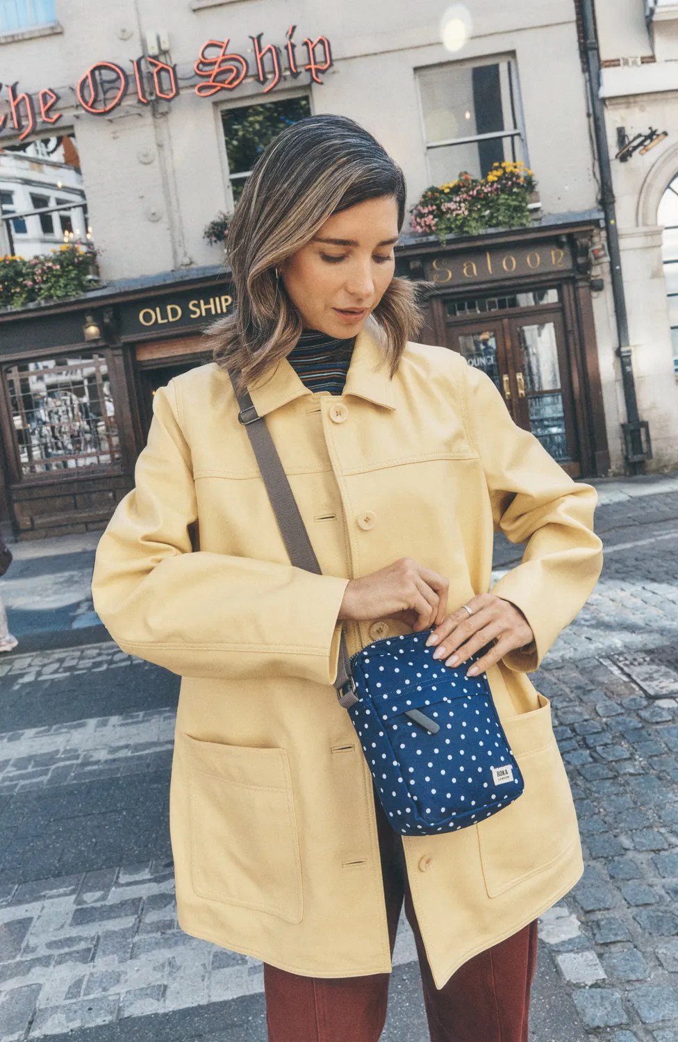 Roka London Bond Pocket crossbody taske Small navy polka dot vandafvisende