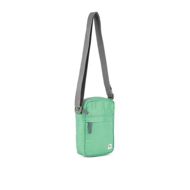 Roka London Bond Pocket crossbody taske Small matcha vejrbestandig