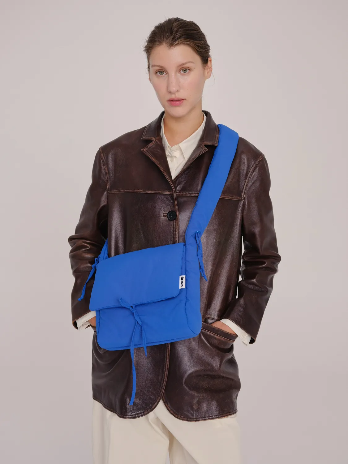 Ölend Nina skuldertaske Cobalt blue medium snørelukning