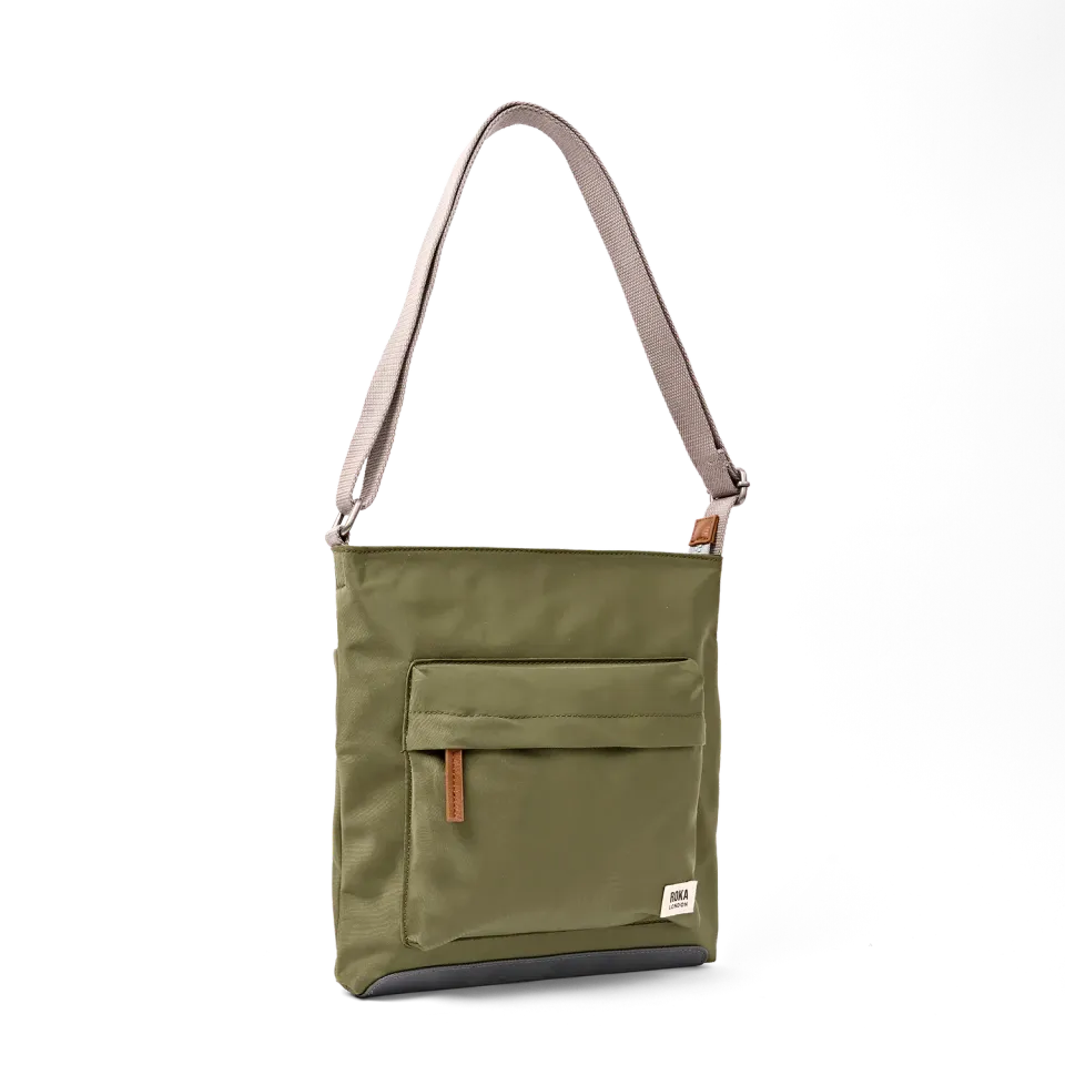 Roka Kennington crossbody taske Medium chive vejrbestandig