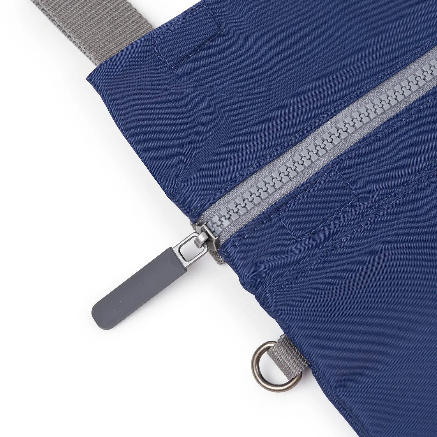 Roka London Stratford crossbody taske Crisp Blue 0,5 liter