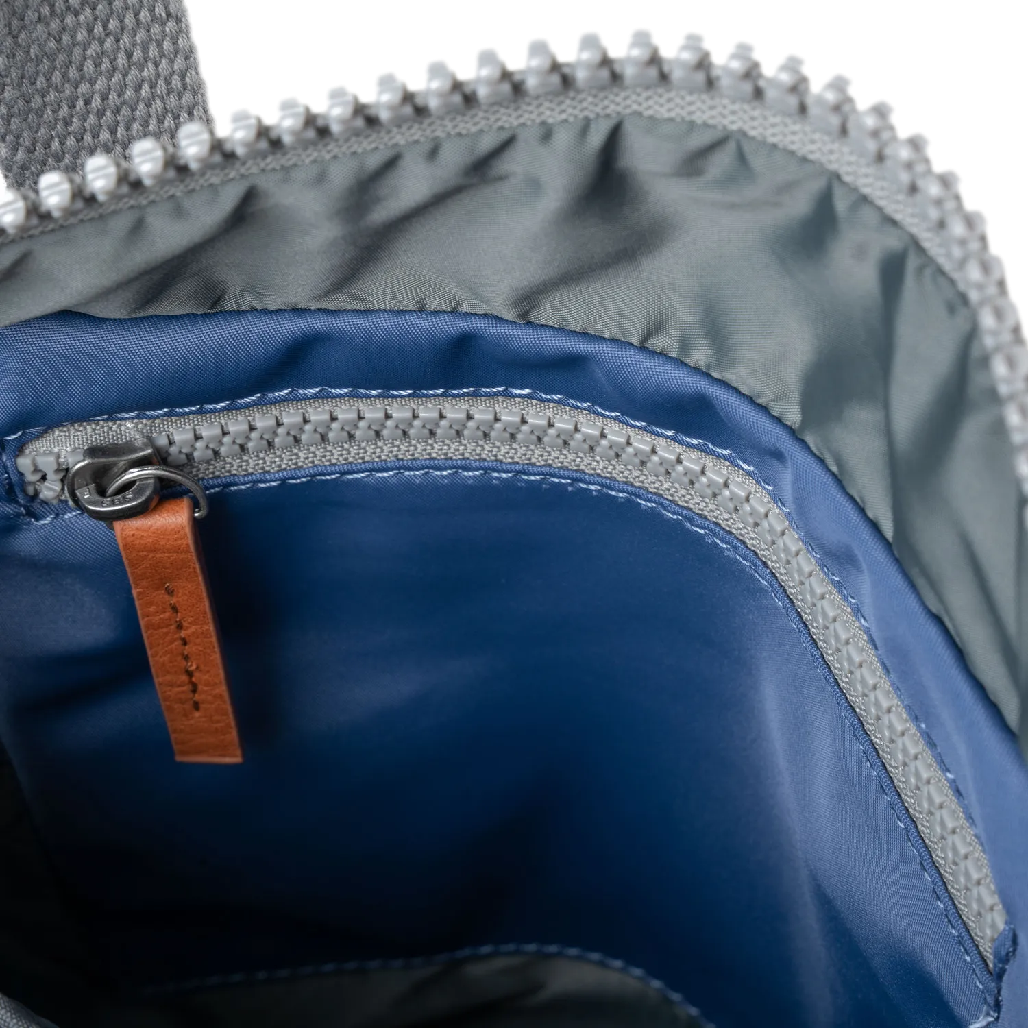 Roka London Canfield Roll Top rygsæk Burnt Blue Small vandafvisende