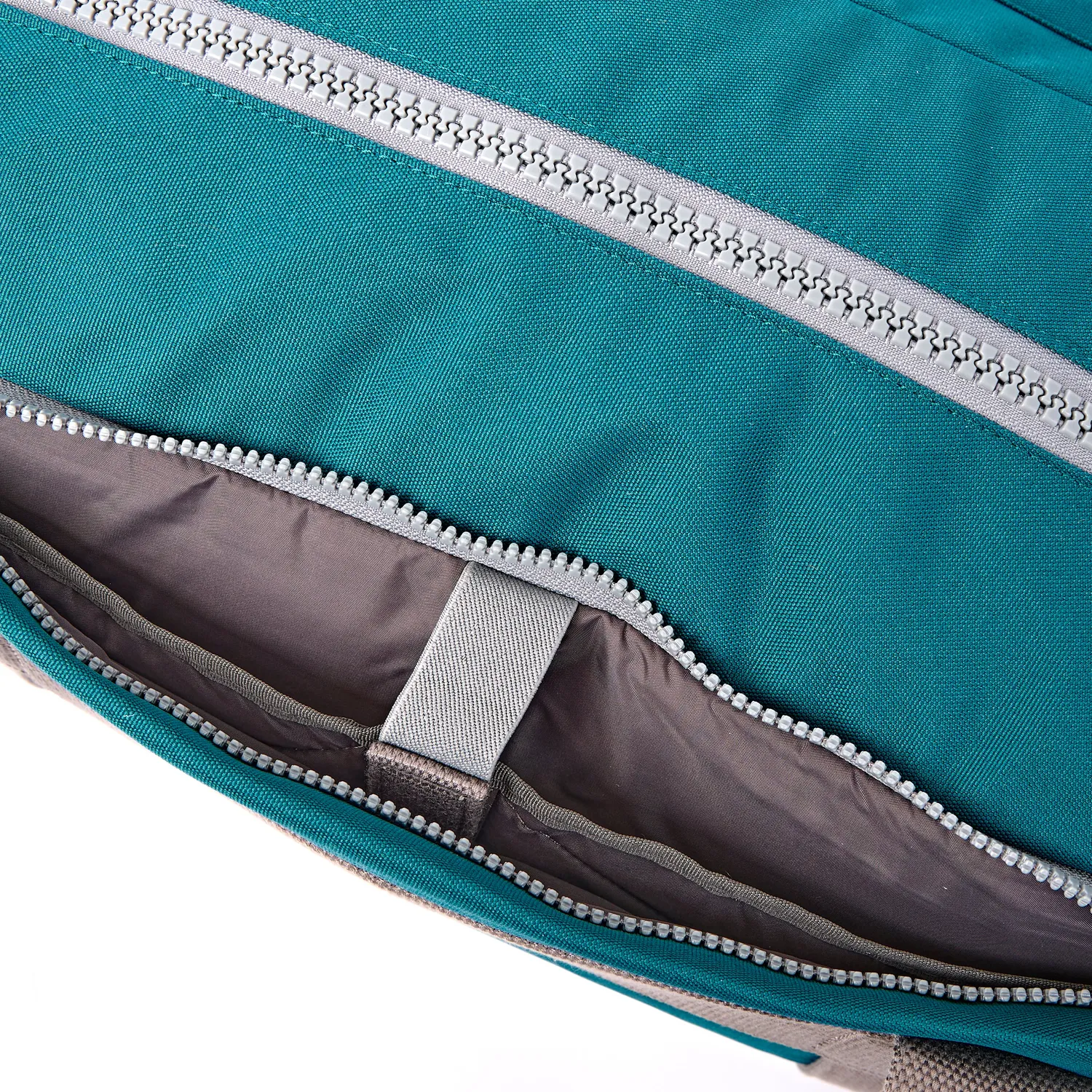 Roka London Gatwick duffeltaske deep teal carry-on vandtæt bund