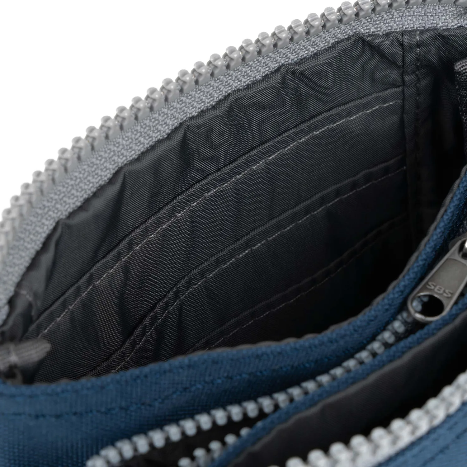 Roka London Carnaby Deep Blue pung Small blå