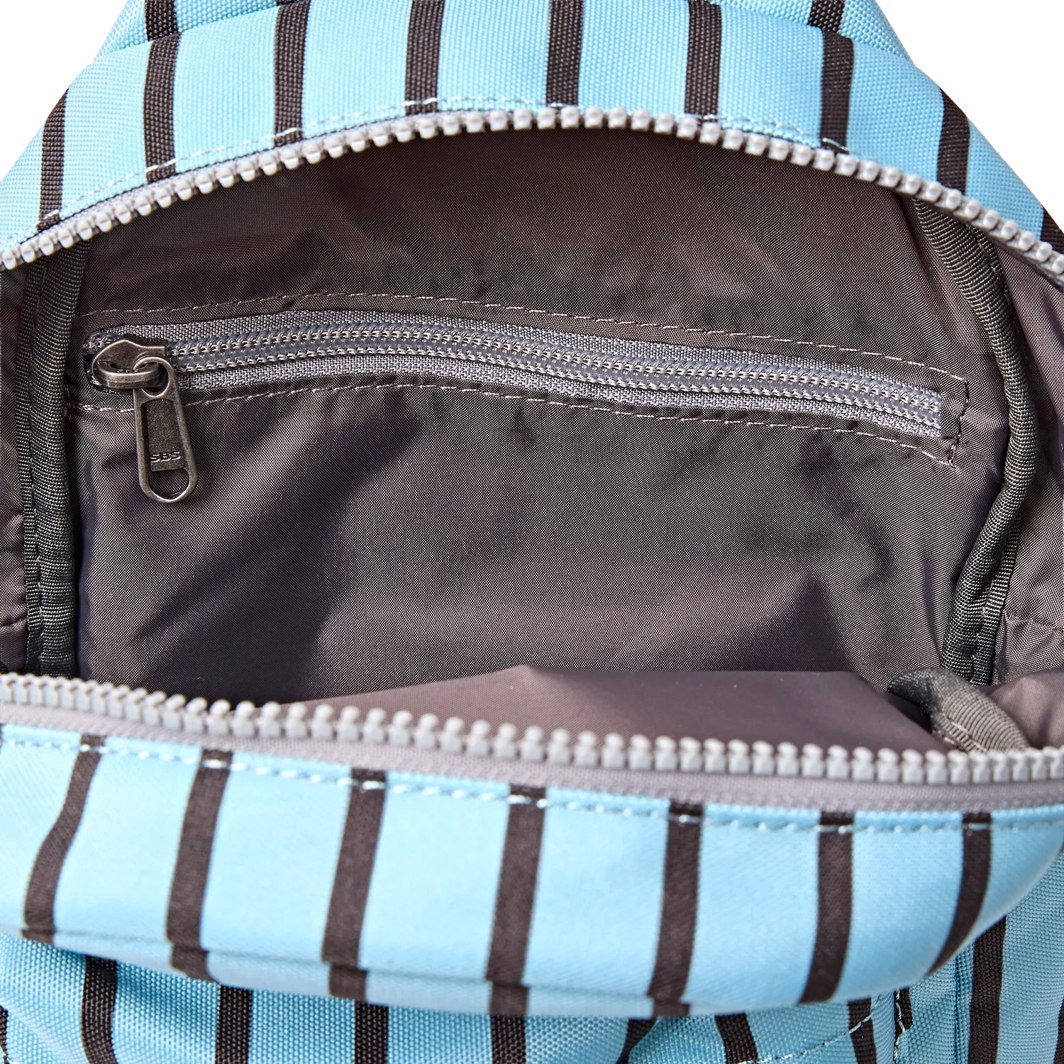 Roka London Willesden skuldertaske large blå strib recycled