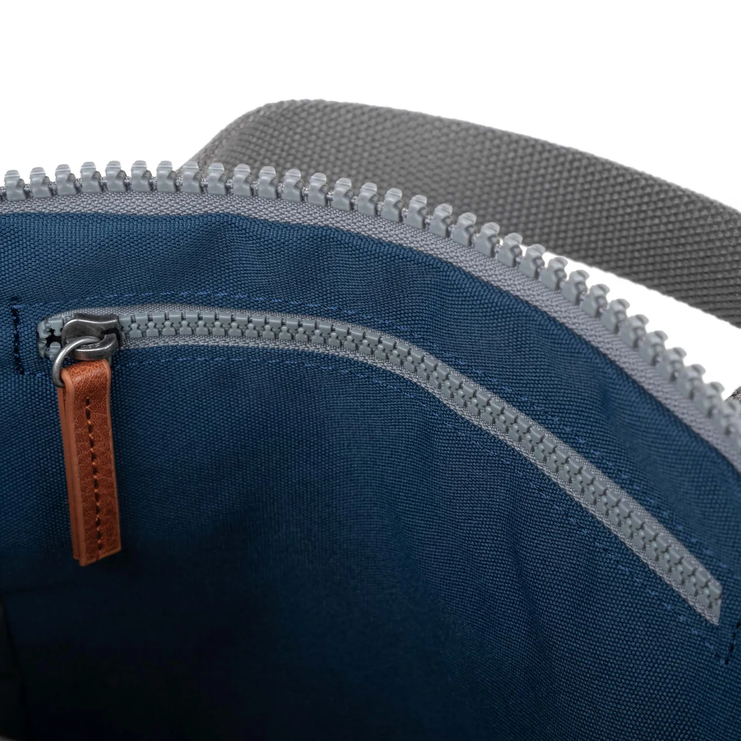 Roka London Finchley rygsæk deep blue laptoprum