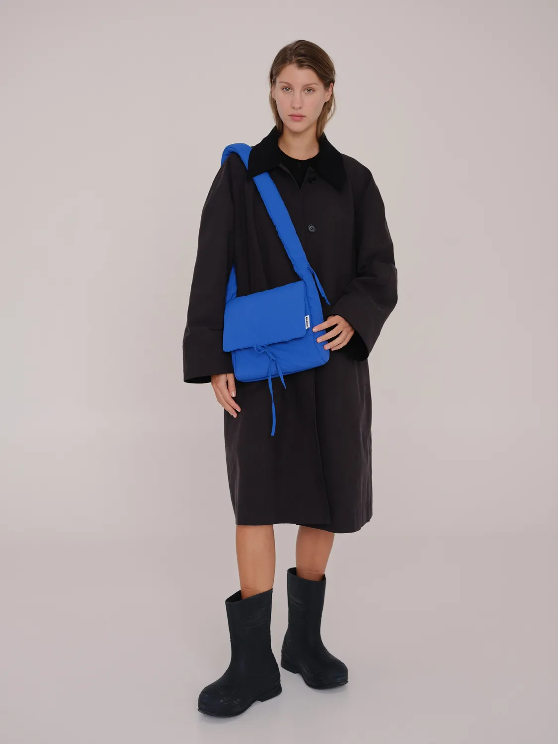 Ölend Nina skuldertaske Cobalt blue medium snørelukning