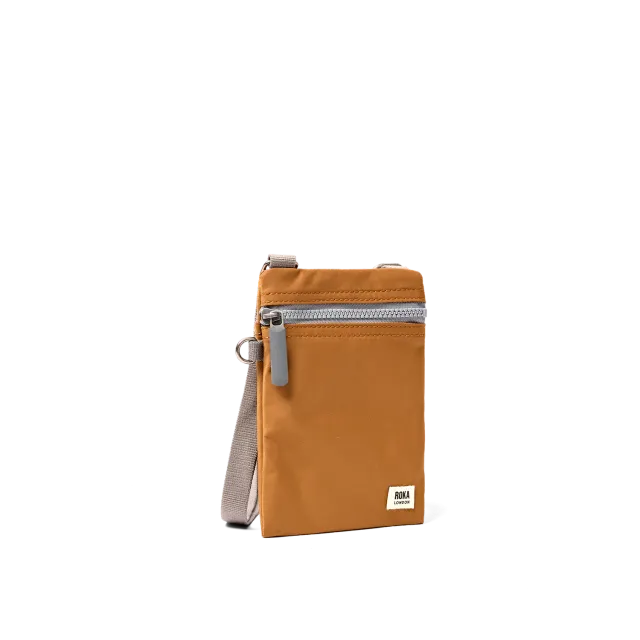 Roka London Chelsea crossbody taske biscuit XS 0,3 liter
