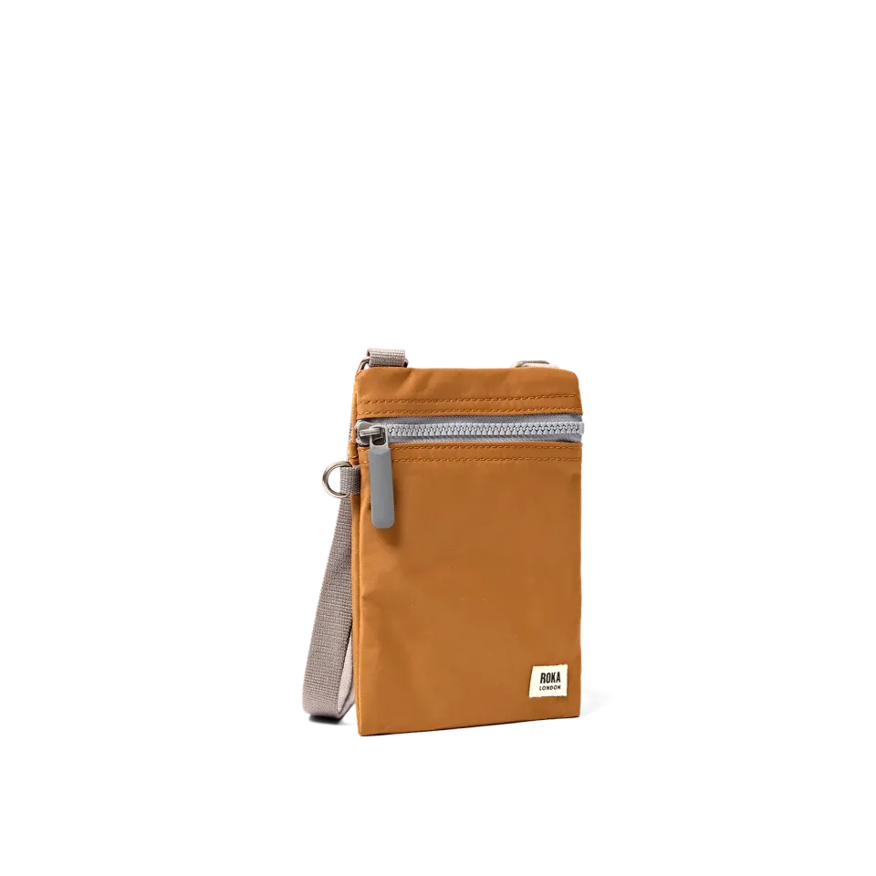 Roka London Chelsea crossbody taske biscuit XS 0,3 liter
