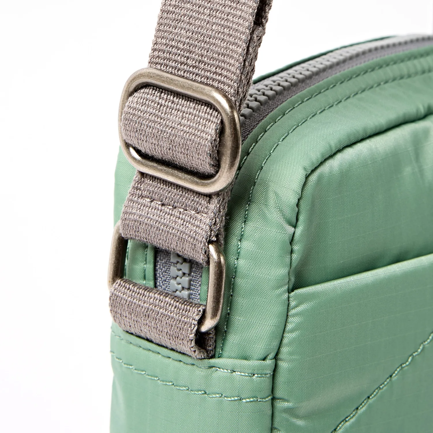 Roka London Bond Small crossbody taske frost 1,5 liter