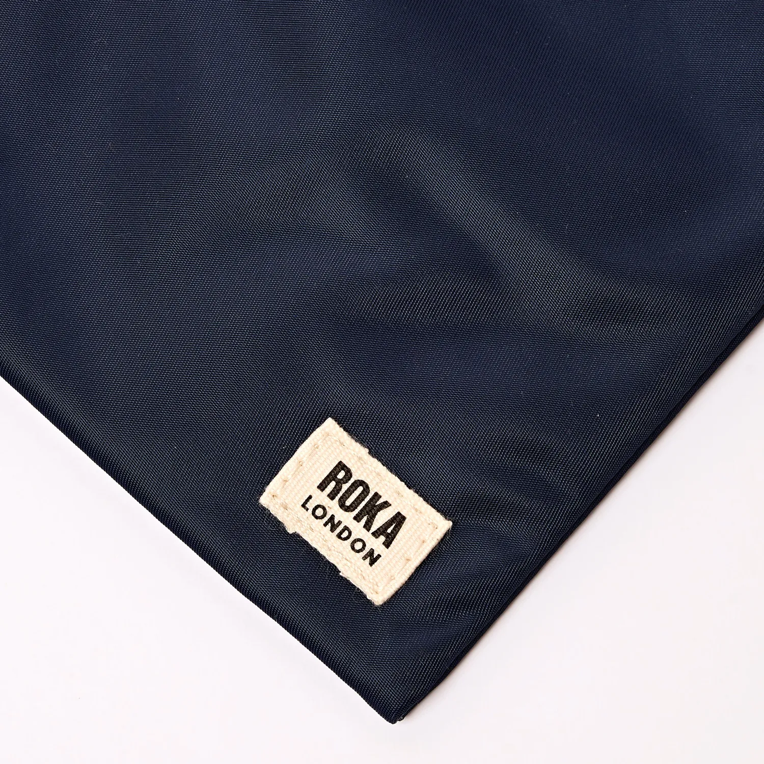 Roka London Chelsea Pocket sling taske Midnight Stripe vegansk