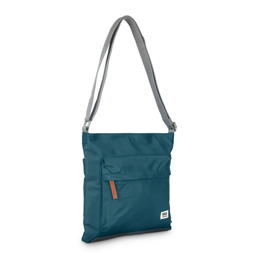 Roka London Kennington crossbody taske Medium Teal 2,7 liter