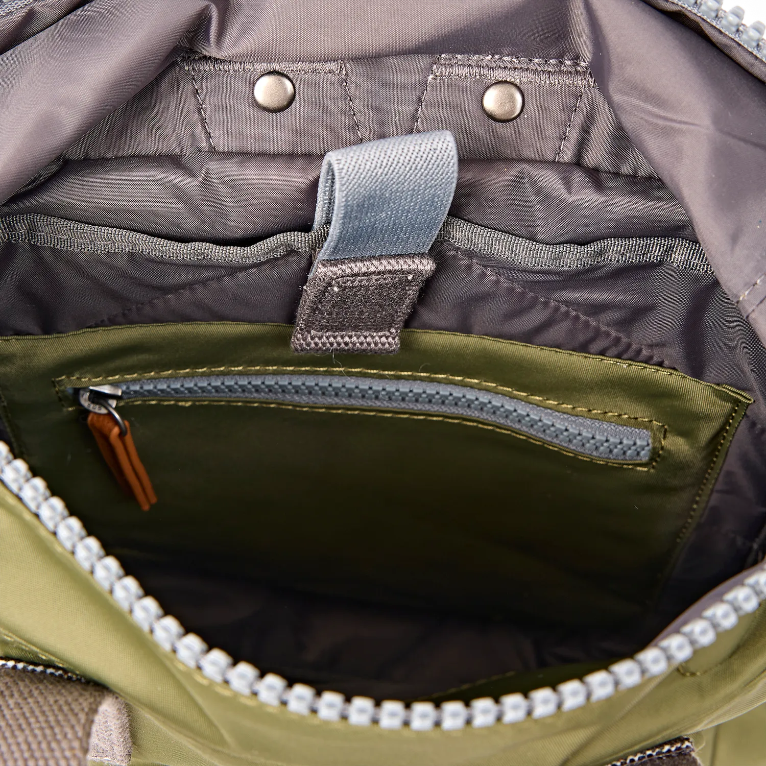 Roka London Canfield Roll Top rygsæk Chive M 16,4 liter