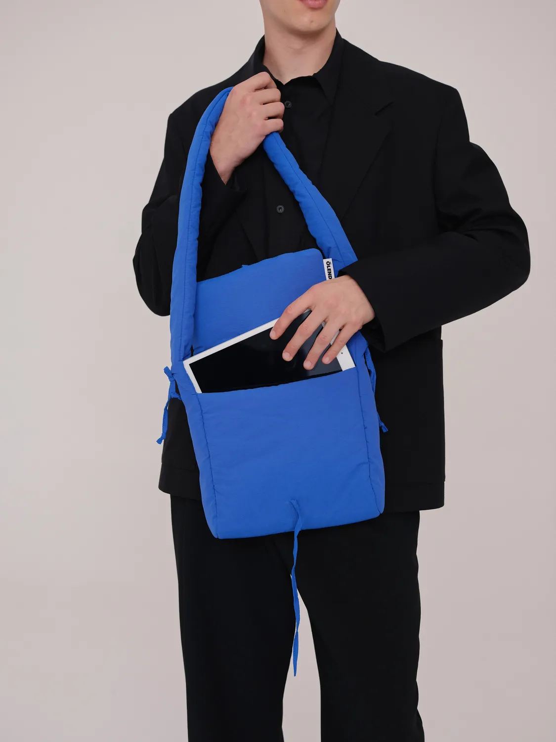 Ölend Nina skuldertaske Cobalt blue medium snørelukning